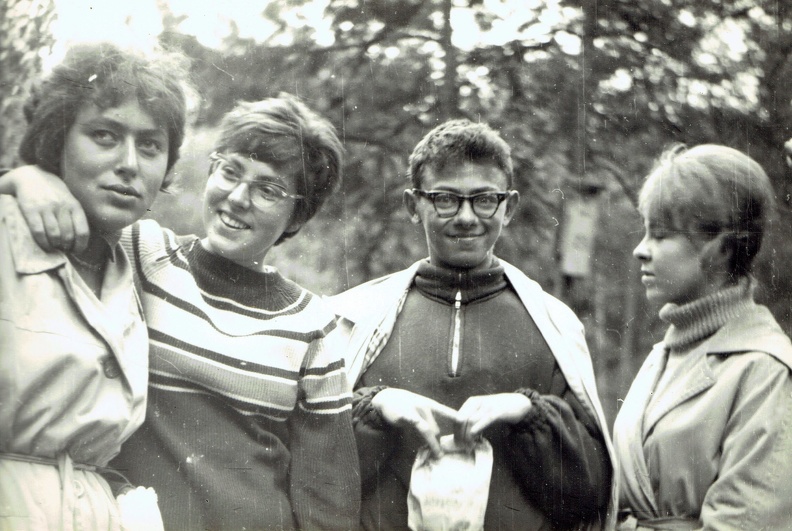 dziekanów 1962-wiesia frajzyngier, hania borowicz, piotrek matywiecki, ela tyszka (1).jpg