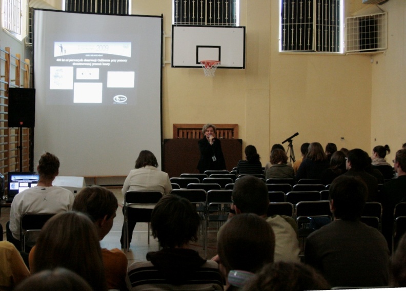 Barbara Dłużewska przedstawia prezentację Astronomia w Czakim.jpg